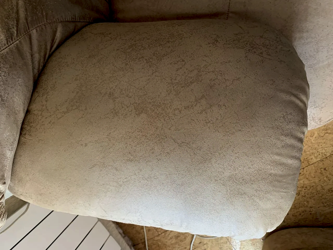 03.08.2021. Химчистка. Подлокотник кресла после чистки.